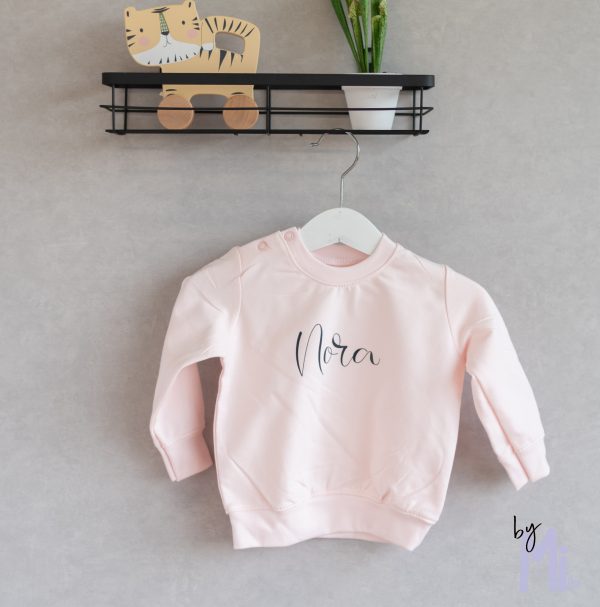 Baby sweater met naam "NORA"